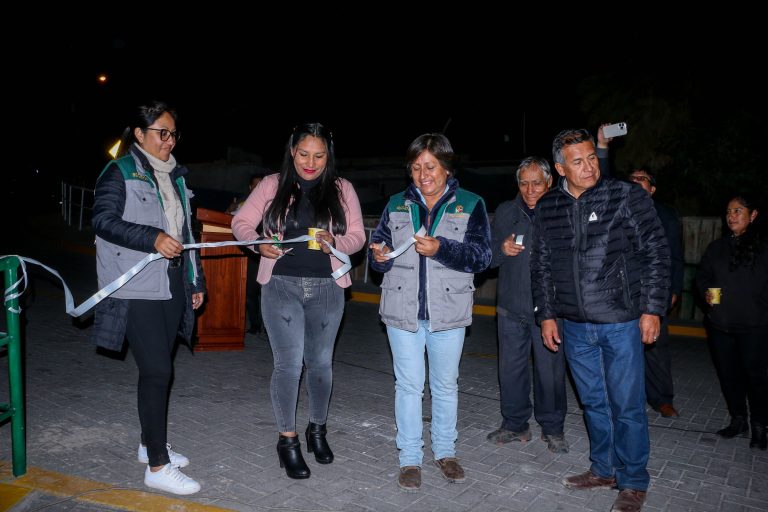 Alcalde de Uchumayo participó en la inauguración de la adquisición de iluminaria y señalizacion vertical y horizontal en AA. HH. Buenos Aires