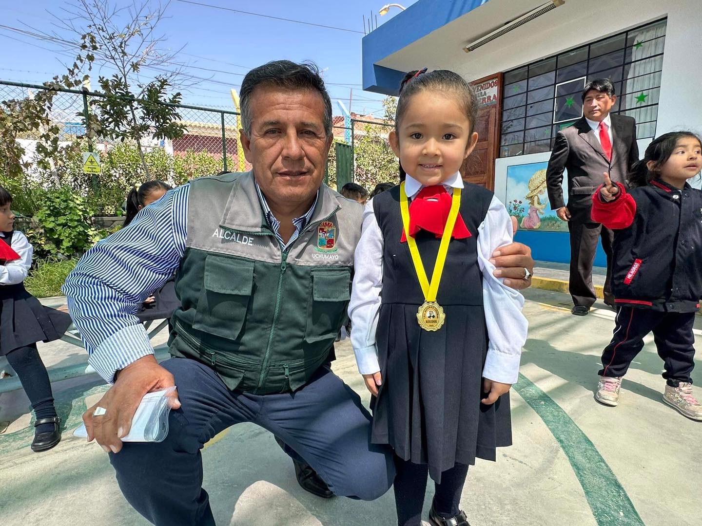 La primera autoridad edil, Sr. Hardin Abril Velarde, participó en la juramentación de brigadas escolares de la I.E.I Álvarez Thomas.