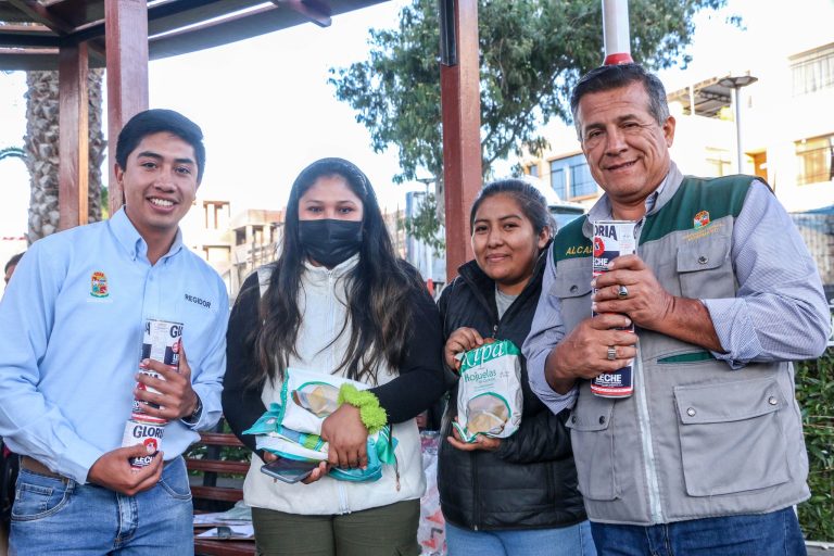 Entrega de productos del Vaso de Leche