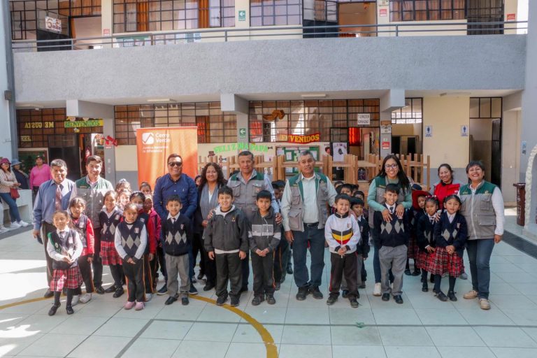 Entrega de Carpetas a la Institución Educativa Reyno de Bélgica
