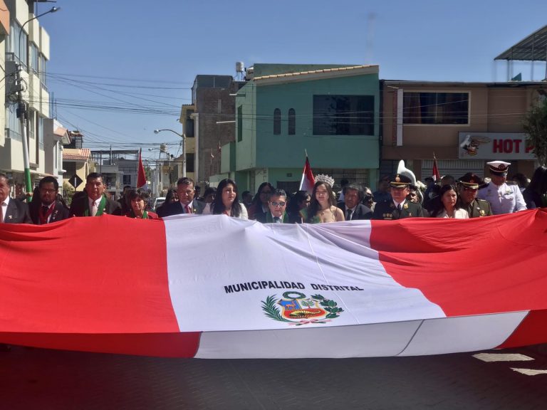 Participación en el Desfile Cívico Escolar del Distrito de Tiabaya