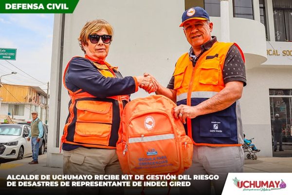 Compromiso con la prevención: INDECI entrega kit al alcalde de Uchumayo